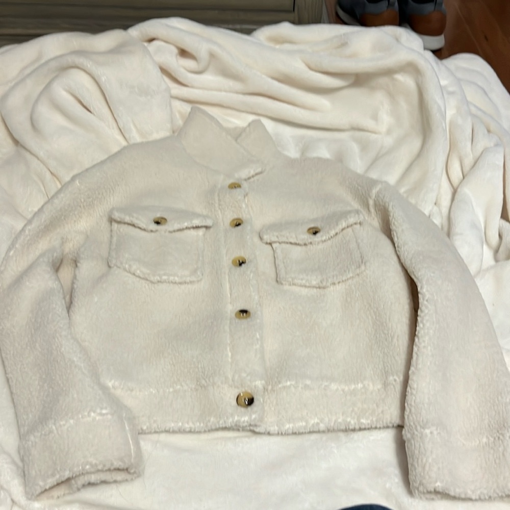 NWOT - NEVER WORN - SHEIN Teddy Fleece - Size Small (U.S. 4)